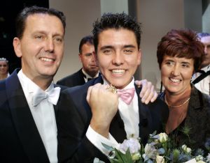 23-10-2005 SHOWBIZZ; JAN SMIT WINT 40STE TELEVIZIER -RING. Het publiek heeft gestemd en niet een academie van hoge heren en wijze dames. Jan Smit won de 40ste ring voor zijn programma Gewoon Jan Smit.Verdere winnaars waren Wendy van Dijk won dit jaar een Zilveren Televizier ster, Sipke Jan Bousema  een Gouden Stuiver en Jochem van Gelder won ook een zilveren ster. Vele bekenden uit de TV wereld waren aanwezig en het was ook een gala van de mooiste jurken.
foto: Albert den Iseger