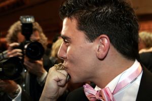 23-10-2005 SHOWBIZZ; JAN SMIT WINT 40STE TELEVIZIER -RING. Het publiek heeft gestemd en niet een academie van hoge heren en wijze dames. Jan Smit won de 40ste ring voor zijn programma Gewoon Jan Smit.Verdere winnaars waren Wendy van Dijk won dit jaar een Zilveren Televizier ster, Sipke Jan Bousema een Gouden Stuiver en Jochem van Gelder won ook een zilveren ster. Vele bekenden uit de TV wereld waren aanwezig en het was ook een gala van de mooiste jurken. 
foto: Albert den Iseger