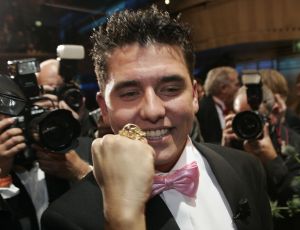 23-10-2005 SHOWBIZZ; JAN SMIT WINT 40STE TELEVIZIER -RING. Het publiek heeft gestemd en niet een academie van hoge heren en wijze dames. Jan Smit won de 40ste ring voor zijn programma Gewoon Jan Smit.Verdere winnaars waren Wendy van Dijk won dit jaar een Zilveren Televizier ster, Sipke Jan Bousema een Gouden Stuiver en Jochem van Gelder won ook een zilveren ster. Vele bekenden uit de TV wereld waren aanwezig en het was ook een gala van de mooiste jurken. 
foto: Albert den Iseger