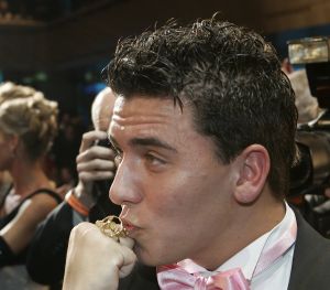 23-10-2005 SHOWBIZZ; JAN SMIT WINT 40STE TELEVIZIER -RING. Het publiek heeft gestemd en niet een academie van hoge heren en wijze dames. Jan Smit won de 40ste ring voor zijn programma Gewoon Jan Smit.Verdere winnaars waren Wendy van Dijk won dit jaar een Zilveren Televizier ster, Sipke Jan Bousema een Gouden Stuiver en Jochem van Gelder won ook een zilveren ster. Vele bekenden uit de TV wereld waren aanwezig en het was ook een gala van de mooiste jurken. 
foto: Albert den Iseger