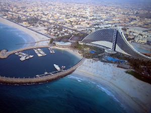 10-10-2005 BOUW; EEN HELI FLIGHT OVER DE BURJ AL ARAB LEVERT MOOIE FOTO s OP.
Het Burj Al Arab hotel, het Jumeirah Beach hotel en het Juminat hotel behoren tot een keten van top hotels in Dubai. Ook het grote Palm eiland is al bijna helemaal bebouwd. Meer dan 150 kastelen, 485 landhuizen en talrijke villa zijn bijna klaar.Vele artiesten,voetballers en bekende wereldburgers hebben hier hun huizen laten bouwen.Het tweede en derde palmeiland word op dit moment opgespoten evenals de wereldkaart die ook bijna klaar is.
foto: Albert den Iseger