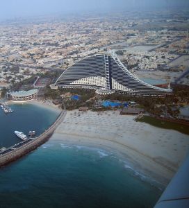 10-10-2005 BOUW; EEN HELI FLIGHT OVER DE BURJ AL ARAB LEVERT MOOIE FOTO s OP.
Het Burj Al Arab hotel, het Jumeirah Beach hotel en het Juminat hotel behoren tot een keten van top hotels in Dubai. Ook het grote Palm eiland is al bijna helemaal bebouwd. Meer dan 150 kastelen, 485 landhuizen en talrijke villa zijn bijna klaar.Vele artiesten,voetballers en bekende wereldburgers hebben hier hun huizen laten bouwen.Het tweede en derde palmeiland word op dit moment opgespoten evenals de wereldkaart die ook bijna klaar is.
foto: Albert den Iseger