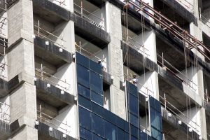 04-10-2005 ARCHITECTEUR: VEEL BOUWACTIVITEITEN IN DUBAI. Meer dan 150 wolkenkrabbers zijn in aanbouw in het prachtige Dubai.Een geheel nieuw Dubai Marina is bijna afgerond.Ook werelds hoogste gebouw groeit met de dag, het wordt een gebouw van maar liefst 700 meter hoog.
foto\'s Albert den Iseger.
