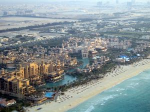10-10-2005 BOUW; EEN HELI FLIGHT OVER DE BURJ AL ARAB LEVERT MOOIE FOTO s OP.
Het Burj Al Arab hotel, het Jumeirah Beach hotel en het Juminat hotel behoren tot een keten van top hotels in Dubai. Ook het grote Palm eiland is al bijna helemaal bebouwd. Meer dan 150 kastelen, 485 landhuizen en talrijke villa zijn bijna klaar.Vele artiesten,voetballers en bekende wereldburgers hebben hier hun huizen laten bouwen.Het tweede en derde palmeiland word op dit moment opgespoten evenals de wereldkaart die ook bijna klaar is.
foto: Albert den Iseger