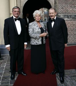 13-10-2005 POLITIEK: MINISTER SYBILLA DEKKER ONTVING DE VENECA AWARD 2005 IN DE RIDDERZAAL. Tijdens het jaardiner 2005 in de Ridderzaal Den Haag ontving Sybilla Dekker uit handen van Dhr. j.G.A.Rijnierse de Veneca Award 2005.Vele genodigden genoten van het heerlijke diner in de prachtige Riidderzaal.Ook college van Sybilla Dekker waren aanwezig o.a.Karla Peijs. 
foto: Albert den Iseger.