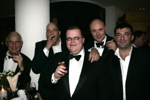 28-10-2005 SHOWBIZZ; 10e GRAND GALA DU CIGARE EN 3e GALA VAN HET GROTE GENIETEN. Genomineerd als Chevalier 2005  waren Thijs Romer Peter Lusse en Herman Den Blijker. Uiteindelijk won Peter Lusse de titel Chevalier du circle du cigare 2005.Er waren tal van bekende nederlanders uit zakenwereld showbizz en politiek aanwezig.Er werd weer op hoog niveau plezierig een sigaartje gerookt, en het zevengangen menu was weer overheerlijk evenals de voortreffelijke wijen.Het was weer een groot succes.
foto: Albert den Iseger.