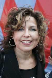 14-10-2005 SHOWBIZZ; BOEKPRESENTATIE VAN SCHRIJVER JAN VRIEND DOOR HENNY HUISMAN. Henny Huisman kwam de circus tent binnen op een olifant, daarna reikt hij de eerste exemplaren uit van het boek UIT HET DAL van schrijver Jan Vriend.Het boek gaat over verhalen van verschillende BNers. Een aantal van hen was ook aanwezig oa Maribelle,Petra Heyboer, Sylvana Simons,Xandra Brood en Marion van der Valk.Het was nog lang gezellig in het circus RENZ te Den Haag.
foto: Albert den Iseger. 