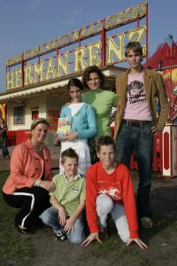 14-10-2005 SHOWBIZZ; BOEKPRESENTATIE VAN SCHRIJVER JAN VRIEND DOOR HENNY HUISMAN. Henny Huisman kwam de circus tent binnen op een olifant, daarna reikt hij de eerste exemplaren uit van het boek UIT HET DAL van schrijver Jan Vriend.Het boek gaat over verhalen van verschillende BNers. Een aantal van hen was ook aanwezig oa Maribelle,Petra Heyboer, Sylvana Simons,Xandra Brood en Marion van der Valk.Het was nog lang gezellig in het circus RENZ te Den Haag.
foto: Albert den Iseger. 