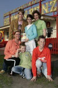 14-10-2005 SHOWBIZZ; BOEKPRESENTATIE VAN SCHRIJVER JAN VRIEND DOOR HENNY HUISMAN. Henny Huisman kwam de circus tent binnen op een olifant, daarna reikt hij de eerste exemplaren uit van het boek UIT HET DAL van schrijver Jan Vriend.Het boek gaat over verhalen van verschillende BNers. Een aantal van hen was ook aanwezig oa Maribelle,Petra Heyboer, Sylvana Simons,Xandra Brood en Marion van der Valk.Het was nog lang gezellig in het circus RENZ te Den Haag.
foto: Albert den Iseger. 