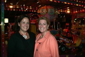 14-10-2005 SHOWBIZZ; BOEKPRESENTATIE VAN SCHRIJVER JAN VRIEND DOOR HENNY HUISMAN. Henny Huisman kwam de circus tent binnen op een olifant, daarna reikt hij de eerste exemplaren uit van het boek UIT HET DAL van schrijver Jan Vriend.Het boek gaat over verhalen van verschillende BNers. Een aantal van hen was ook aanwezig oa Maribelle,Petra Heyboer, Sylvana Simons,Xandra Brood en Marion van der Valk.Het was nog lang gezellig in het circus RENZ te Den Haag.
foto: Albert den Iseger. 