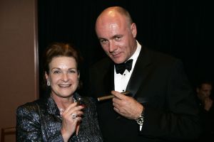 28-10-2005 SHOWBIZZ; 10e GRAND GALA DU CIGARE EN 3e GALA VAN HET GROTE GENIETEN. Genomineerd als Chevalier 2005  waren Thijs Romer Peter Lusse en Herman Den Blijker. Uiteindelijk won Peter Lusse de titel Chevalier du circle du cigare 2005.Er waren tal van bekende nederlanders uit zakenwereld showbizz en politiek aanwezig.Er werd weer op hoog niveau plezierig een sigaartje gerookt, en het zevengangen menu was weer overheerlijk evenals de voortreffelijke wijen.Het was weer een groot succes.
foto: Albert den Iseger.