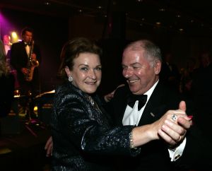 28-10-2005 SHOWBIZZ; 10e GRAND GALA DU CIGARE EN 3e GALA VAN HET GROTE GENIETEN. Genomineerd als Chevalier 2005  waren Thijs Romer Peter Lusse en Herman Den Blijker. Uiteindelijk won Peter Lusse de titel Chevalier du circle du cigare 2005.Er waren tal van bekende nederlanders uit zakenwereld showbizz en politiek aanwezig.Er werd weer op hoog niveau plezierig een sigaartje gerookt, en het zevengangen menu was weer overheerlijk evenals de voortreffelijke wijen.Het was weer een groot succes.
foto: Albert den Iseger.