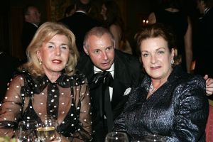 28-10-2005 SHOWBIZZ; 10e GRAND GALA DU CIGARE EN 3e GALA VAN HET GROTE GENIETEN. Genomineerd als Chevalier 2005  waren Thijs Romer Peter Lusse en Herman Den Blijker. Uiteindelijk won Peter Lusse de titel Chevalier du circle du cigare 2005.Er waren tal van bekende nederlanders uit zakenwereld showbizz en politiek aanwezig.Er werd weer op hoog niveau plezierig een sigaartje gerookt, en het zevengangen menu was weer overheerlijk evenals de voortreffelijke wijen.Het was weer een groot succes.
foto: Albert den Iseger.