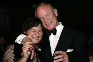 28-10-2005 SHOWBIZZ; 10e GRAND GALA DU CIGARE EN 3e GALA VAN HET GROTE GENIETEN. Genomineerd als Chevalier 2005  waren Thijs Romer Peter Lusse en Herman Den Blijker. Uiteindelijk won Peter Lusse de titel Chevalier du circle du cigare 2005.Er waren tal van bekende nederlanders uit zakenwereld showbizz en politiek aanwezig.Er werd weer op hoog niveau plezierig een sigaartje gerookt, en het zevengangen menu was weer overheerlijk evenals de voortreffelijke wijen.Het was weer een groot succes.
foto: Albert den Iseger.