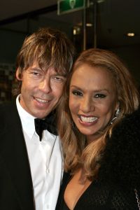 23-10-2005 SHOWBIZZ; JAN SMIT WINT 40STE TELEVIZIER -RING. Het publiek heeft gestemd en niet een academie van hoge heren en wijze dames. Jan Smit won de 40ste ring voor zijn programma Gewoon Jan Smit.Verdere winnaars waren Wendy van Dijk won dit jaar een Zilveren Televizier ster, Sipke Jan Bousema een Gouden Stuiver en Jochem van Gelder won ook een zilveren ster. Vele bekenden uit de TV wereld waren aanwezig en het was ook een gala van de mooiste jurken. 
foto: Albert den Iseger
