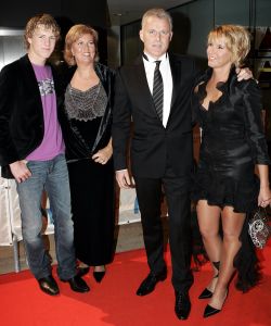 23-10-2005 SHOWBIZZ; JAN SMIT WINT 40STE TELEVIZIER -RING. Het publiek heeft gestemd en niet een academie van hoge heren en wijze dames. Jan Smit won de 40ste ring voor zijn programma Gewoon Jan Smit.Verdere winnaars waren Wendy van Dijk won dit jaar een Zilveren Televizier ster, Sipke Jan Bousema een Gouden Stuiver en Jochem van Gelder won ook een zilveren ster. Vele bekenden uit de TV wereld waren aanwezig en het was ook een gala van de mooiste jurken. 
foto: Albert den Iseger