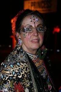 14-10-2005 SHOWBIZZ; BOEKPRESENTATIE VAN SCHRIJVER JAN VRIEND DOOR HENNY HUISMAN. Henny Huisman kwam de circus tent binnen op een olifant, daarna reikt hij de eerste exemplaren uit van het boek UIT HET DAL van schrijver Jan Vriend.Het boek gaat over verhalen van verschillende BNers. Een aantal van hen was ook aanwezig oa Maribelle,Petra Heyboer, Sylvana Simons,Xandra Brood en Marion van der Valk.Het was nog lang gezellig in het circus RENZ te Den Haag.
foto: Albert den Iseger. 
