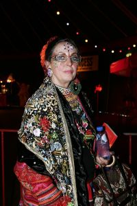 14-10-2005 SHOWBIZZ; BOEKPRESENTATIE VAN SCHRIJVER JAN VRIEND DOOR HENNY HUISMAN. Henny Huisman kwam de circus tent binnen op een olifant, daarna reikt hij de eerste exemplaren uit van het boek UIT HET DAL van schrijver Jan Vriend.Het boek gaat over verhalen van verschillende BNers. Een aantal van hen was ook aanwezig oa Maribelle,Petra Heyboer, Sylvana Simons,Xandra Brood en Marion van der Valk.Het was nog lang gezellig in het circus RENZ te Den Haag.
foto: Albert den Iseger. 