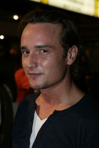 05-09-2005 SHOWBIZZ; PREMIERE VAN DE FILM SCHNITZEL PARADIJS TE AMSTERDAM.Vele bekenden waren nieuwsgierig naar deze nieuwe nederlandse filmproduktie.
foto.Albert den Iseger