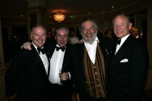 28-10-2005 SHOWBIZZ; 10e GRAND GALA DU CIGARE EN 3e GALA VAN HET GROTE GENIETEN. Genomineerd als Chevalier 2005  waren Thijs Romer Peter Lusse en Herman Den Blijker. Uiteindelijk won Peter Lusse de titel Chevalier du circle du cigare 2005.Er waren tal van bekende nederlanders uit zakenwereld showbizz en politiek aanwezig.Er werd weer op hoog niveau plezierig een sigaartje gerookt, en het zevengangen menu was weer overheerlijk evenals de voortreffelijke wijen.Het was weer een groot succes.
foto: Albert den Iseger.