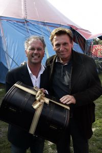 14-10-2005 SHOWBIZZ; BOEKPRESENTATIE VAN SCHRIJVER JAN VRIEND DOOR HENNY HUISMAN. Henny Huisman kwam de circus tent binnen op een olifant, daarna reikt hij de eerste exemplaren uit van het boek UIT HET DAL van schrijver Jan Vriend.Het boek gaat over verhalen van verschillende BNers. Een aantal van hen was ook aanwezig oa Maribelle,Petra Heyboer, Sylvana Simons,Xandra Brood en Marion van der Valk.Het was nog lang gezellig in het circus RENZ te Den Haag.
foto: Albert den Iseger. 