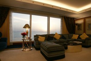 04-10-2005 ARCHITECTEUR: ENIGSTE 7 STERREN HOTEL TER WERELD HET BURJ AL ARAB HOTEL IN DUBAI.Exclusieve fotoserie van dit 7 sterren hotel te Dubai, ook  foto\'s van het interieur van een van werelds mooiste hotels.
foto\'s Albert den Iseger.