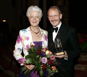 13-10-2005 POLITIEK: MINISTER SYBILLA DEKKER ONTVING DE VENECA AWARD 2005 IN DE RIDDERZAAL. Tijdens het jaardiner 2005 in de Ridderzaal Den Haag ontving Sybilla Dekker uit handen van Dhr. j.G.A.Rijnierse de Veneca Award 2005.Vele genodigden genoten van het heerlijke diner in de prachtige Riidderzaal.Ook college van Sybilla Dekker waren aanwezig o.a.Karla Peijs.
foto: Albert den Iseger.