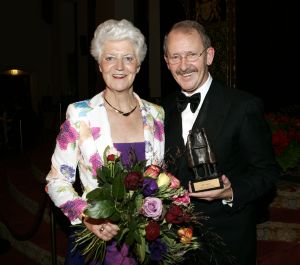 13-10-2005 POLITIEK: MINISTER SYBILLA DEKKER ONTVING DE VENECA AWARD 2005 IN DE RIDDERZAAL. Tijdens het jaardiner 2005 in de Ridderzaal Den Haag ontving Sybilla Dekker uit handen van Dhr. j.G.A.Rijnierse de Veneca Award 2005.Vele genodigden genoten van het heerlijke diner in de prachtige Riidderzaal.Ook college van Sybilla Dekker waren aanwezig o.a.Karla Peijs.
foto: Albert den Iseger.