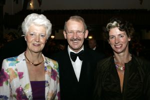 13-10-2005 POLITIEK: MINISTER SYBILLA DEKKER ONTVING DE VENECA AWARD 2005 IN DE RIDDERZAAL. Tijdens het jaardiner 2005 in de Ridderzaal Den Haag ontving Sybilla Dekker uit handen van Dhr. j.G.A.Rijnierse de Veneca Award 2005.Vele genodigden genoten van het heerlijke diner in de prachtige Riidderzaal.Ook college van Sybilla Dekker waren aanwezig o.a.Karla Peijs. 
foto: Albert den Iseger.