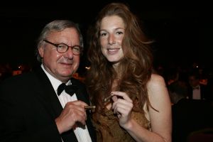 28-10-2005 SHOWBIZZ; 10e GRAND GALA DU CIGARE EN 3e GALA VAN HET GROTE GENIETEN. Genomineerd als Chevalier 2005  waren Thijs Romer Peter Lusse en Herman Den Blijker. Uiteindelijk won Peter Lusse de titel Chevalier du circle du cigare 2005.Er waren tal van bekende nederlanders uit zakenwereld showbizz en politiek aanwezig.Er werd weer op hoog niveau plezierig een sigaartje gerookt, en het zevengangen menu was weer overheerlijk evenals de voortreffelijke wijen.Het was weer een groot succes.
foto: Albert den Iseger.