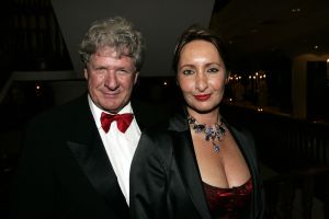 28-10-2005 SHOWBIZZ; 10e GRAND GALA DU CIGARE EN 3e GALA VAN HET GROTE GENIETEN. Genomineerd als Chevalier 2005  waren Thijs Romer Peter Lusse en Herman Den Blijker. Uiteindelijk won Peter Lusse de titel Chevalier du circle du cigare 2005.Er waren tal van bekende nederlanders uit zakenwereld showbizz en politiek aanwezig.Er werd weer op hoog niveau plezierig een sigaartje gerookt, en het zevengangen menu was weer overheerlijk evenals de voortreffelijke wijen.Het was weer een groot succes.
foto: Albert den Iseger.