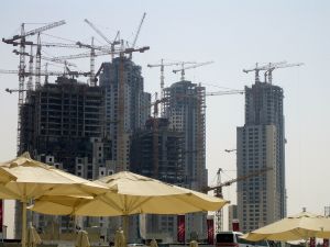 04-10-2005 ARCHITECTEUR: VEEL BOUWACTIVITEITEN IN DUBAI. Meer dan 150 wolkenkrabbers zijn in aanbouw in het prachtige Dubai.Een geheel nieuw Dubai Marina is bijna afgerond.Ook werelds hoogste gebouw groeit met de dag, het wordt een gebouw van maar liefst 700 meter hoog.
foto\'s Albert den Iseger.