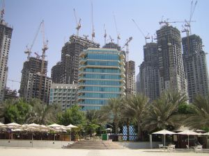 04-10-2005 ARCHITECTEUR: VEEL BOUWACTIVITEITEN IN DUBAI. Meer dan 150 wolkenkrabbers zijn in aanbouw in het prachtige Dubai.Een geheel nieuw Dubai Marina is bijna afgerond.Ook werelds hoogste gebouw groeit met de dag, het wordt een gebouw van maar liefst 700 meter hoog.
foto\'s Albert den Iseger.