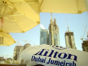 04-10-2005 ARCHITECTEUR: VEEL BOUWACTIVITEITEN IN DUBAI. Meer dan 150 wolkenkrabbers zijn in aanbouw in het prachtige Dubai.Een geheel nieuw Dubai Marina is bijna afgerond.Ook werelds hoogste gebouw groeit met de dag, het wordt een gebouw van maar liefst 700 meter hoog.
foto\'s Albert den Iseger.