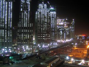 04-10-2005 ARCHITECTEUR: VEEL BOUWACTIVITEITEN IN DUBAI. Meer dan 150 wolkenkrabbers zijn in aanbouw in het prachtige Dubai.Een geheel nieuw Dubai Marina is bijna afgerond.Ook werelds hoogste gebouw groeit met de dag, het wordt een gebouw van maar liefst 700 meter hoog.
foto\'s Albert den Iseger.