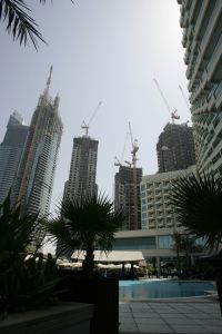 04-10-2005 ARCHITECTEUR: VEEL BOUWACTIVITEITEN IN DUBAI. Meer dan 150 wolkenkrabbers zijn in aanbouw in het prachtige Dubai.Een geheel nieuw Dubai Marina is bijna afgerond.Ook werelds hoogste gebouw groeit met de dag, het wordt een gebouw van maar liefst 700 meter hoog.
foto\'s Albert den Iseger.