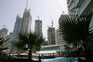 04-10-2005 ARCHITECTEUR: VEEL BOUWACTIVITEITEN IN DUBAI. Meer dan 150 wolkenkrabbers zijn in aanbouw in het prachtige Dubai.Een geheel nieuw Dubai Marina is bijna afgerond.Ook werelds hoogste gebouw groeit met de dag, het wordt een gebouw van maar liefst 700 meter hoog.
foto\'s Albert den Iseger.