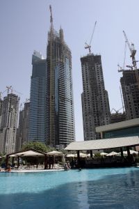 04-10-2005 ARCHITECTEUR: VEEL BOUWACTIVITEITEN IN DUBAI. Meer dan 150 wolkenkrabbers zijn in aanbouw in het prachtige Dubai.Een geheel nieuw Dubai Marina is bijna afgerond.Ook werelds hoogste gebouw groeit met de dag, het wordt een gebouw van maar liefst 700 meter hoog.
foto\'s Albert den Iseger.