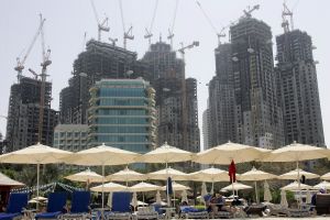04-10-2005 ARCHITECTEUR: VEEL BOUWACTIVITEITEN IN DUBAI. Meer dan 150 wolkenkrabbers zijn in aanbouw in het prachtige Dubai.Een geheel nieuw Dubai Marina is bijna afgerond.Ook werelds hoogste gebouw groeit met de dag, het wordt een gebouw van maar liefst 700 meter hoog.
foto\'s Albert den Iseger.