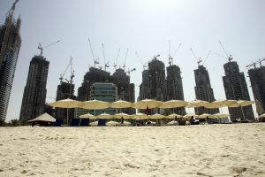04-10-2005 ARCHITECTEUR: VEEL BOUWACTIVITEITEN IN DUBAI. Meer dan 150 wolkenkrabbers zijn in aanbouw in het prachtige Dubai.Een geheel nieuw Dubai Marina is bijna afgerond.Ook werelds hoogste gebouw groeit met de dag, het wordt een gebouw van maar liefst 700 meter hoog.
foto\'s Albert den Iseger.