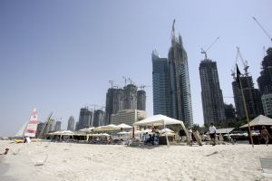 04-10-2005 ARCHITECTEUR: VEEL BOUWACTIVITEITEN IN DUBAI. Meer dan 150 wolkenkrabbers zijn in aanbouw in het prachtige Dubai.Een geheel nieuw Dubai Marina is bijna afgerond.Ook werelds hoogste gebouw groeit met de dag, het wordt een gebouw van maar liefst 700 meter hoog.
foto\'s Albert den Iseger.