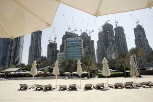 04-10-2005 ARCHITECTEUR: VEEL BOUWACTIVITEITEN IN DUBAI. Meer dan 150 wolkenkrabbers zijn in aanbouw in het prachtige Dubai.Een geheel nieuw Dubai Marina is bijna afgerond.Ook werelds hoogste gebouw groeit met de dag, het wordt een gebouw van maar liefst 700 meter hoog.
foto\'s Albert den Iseger.