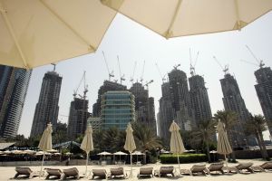 04-10-2005 ARCHITECTEUR: VEEL BOUWACTIVITEITEN IN DUBAI. Meer dan 150 wolkenkrabbers zijn in aanbouw in het prachtige Dubai.Een geheel nieuw Dubai Marina is bijna afgerond.Ook werelds hoogste gebouw groeit met de dag, het wordt een gebouw van maar liefst 700 meter hoog.
foto\'s Albert den Iseger.