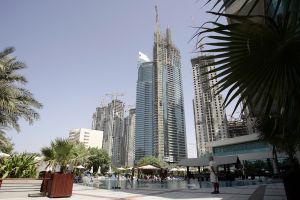 04-10-2005 ARCHITECTEUR: VEEL BOUWACTIVITEITEN IN DUBAI. Meer dan 150 wolkenkrabbers zijn in aanbouw in het prachtige Dubai.Een geheel nieuw Dubai Marina is bijna afgerond.Ook werelds hoogste gebouw groeit met de dag, het wordt een gebouw van maar liefst 700 meter hoog.
foto\'s Albert den Iseger.