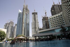 04-10-2005 ARCHITECTEUR: VEEL BOUWACTIVITEITEN IN DUBAI. Meer dan 150 wolkenkrabbers zijn in aanbouw in het prachtige Dubai.Een geheel nieuw Dubai Marina is bijna afgerond.Ook werelds hoogste gebouw groeit met de dag, het wordt een gebouw van maar liefst 700 meter hoog.
foto\'s Albert den Iseger.