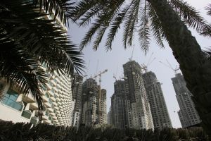 04-10-2005 ARCHITECTEUR: VEEL BOUWACTIVITEITEN IN DUBAI. Meer dan 150 wolkenkrabbers zijn in aanbouw in het prachtige Dubai.Een geheel nieuw Dubai Marina is bijna afgerond.Ook werelds hoogste gebouw groeit met de dag, het wordt een gebouw van maar liefst 700 meter hoog.
foto\'s Albert den Iseger.