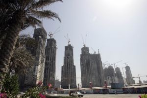 04-10-2005 ARCHITECTEUR: VEEL BOUWACTIVITEITEN IN DUBAI. Meer dan 150 wolkenkrabbers zijn in aanbouw in het prachtige Dubai.Een geheel nieuw Dubai Marina is bijna afgerond.Ook werelds hoogste gebouw groeit met de dag, het wordt een gebouw van maar liefst 700 meter hoog.
foto\'s Albert den Iseger.