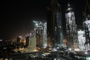 04-10-2005 ARCHITECTEUR: VEEL BOUWACTIVITEITEN IN DUBAI. Meer dan 150 wolkenkrabbers zijn in aanbouw in het prachtige Dubai.Een geheel nieuw Dubai Marina is bijna afgerond.Ook werelds hoogste gebouw groeit met de dag, het wordt een gebouw van maar liefst 700 meter hoog.
foto\'s Albert den Iseger.