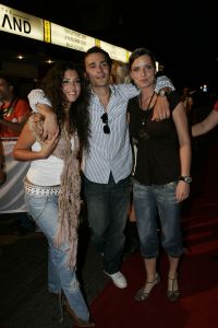 05-09-2005 SHOWBIZZ; PREMIERE VAN DE FILM SCHNITZEL PARADIJS TE AMSTERDAM.Vele bekenden waren nieuwsgierig naar deze nieuwe nederlandse filmproduktie.
foto.Albert den Iseger