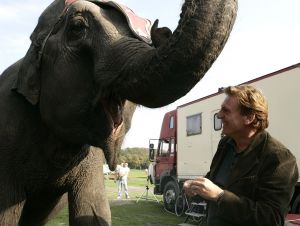 14-10-2005 SHOWBIZZ; BOEKPRESENTATIE VAN SCHRIJVER JAN VRIEND DOOR HENNY HUISMAN. Henny Huisman kwam de circus tent binnen op een olifant, daarna reikt hij de eerste exemplaren uit van het boek UIT HET DAL van schrijver Jan Vriend.Het boek gaat over verhalen van verschillende BNers. Een aantal van hen was ook aanwezig oa Maribelle,Petra Heyboer, Sylvana Simons,Xandra Brood en Marion van der Valk.Het was nog lang gezellig in het circus RENZ te Den Haag.
foto: Albert den Iseger. 